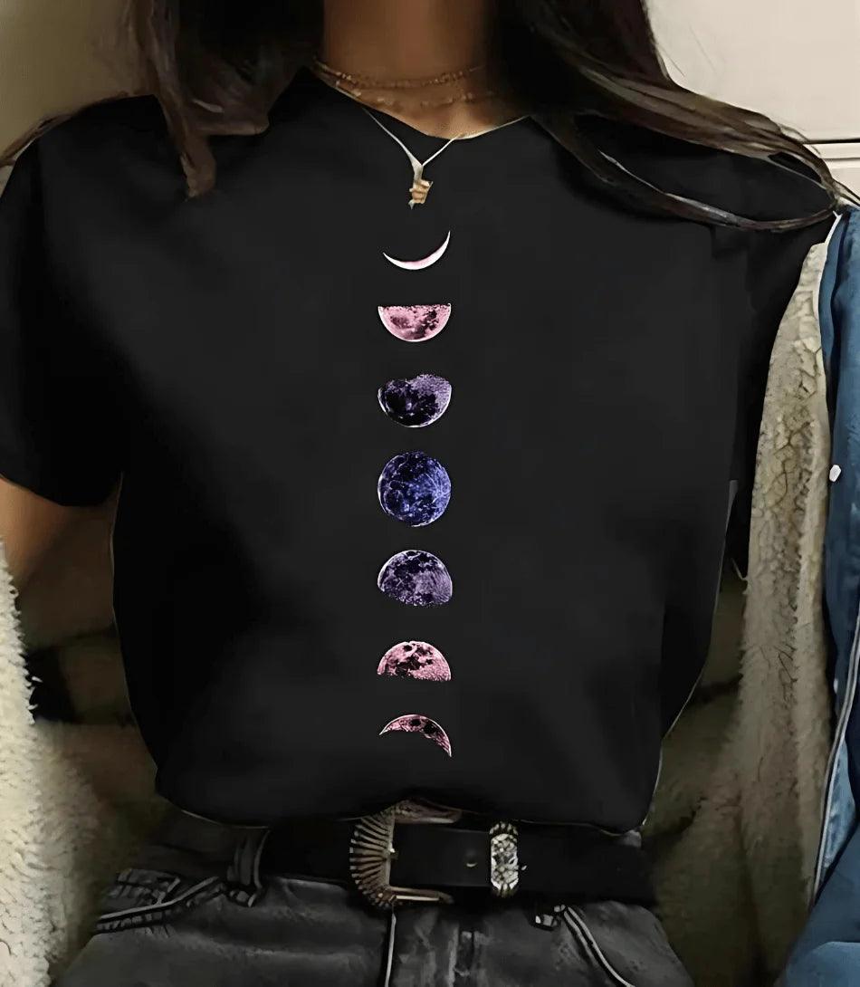 Camiseta feminina preta com estampa de fases da lua e planetas, design moderno e inspirado em astronomia, ideal para looks casuais e estilosos. Camiseta feminina preta com estampa de fases da lua e planetas, design moderno e inspirado em astronomia, ideal para looks casuais e estilosos.