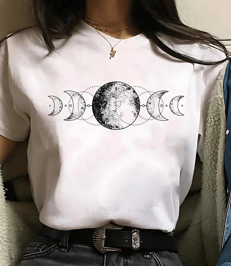 Camiseta feminina preta com estampa de fases da lua e planetas, design moderno e inspirado em astronomia, ideal para looks casuais e estilosos. Camiseta feminina preta com estampa de fases da lua e planetas, design moderno e inspirado em astronomia, ideal para looks casuais e estilosos.