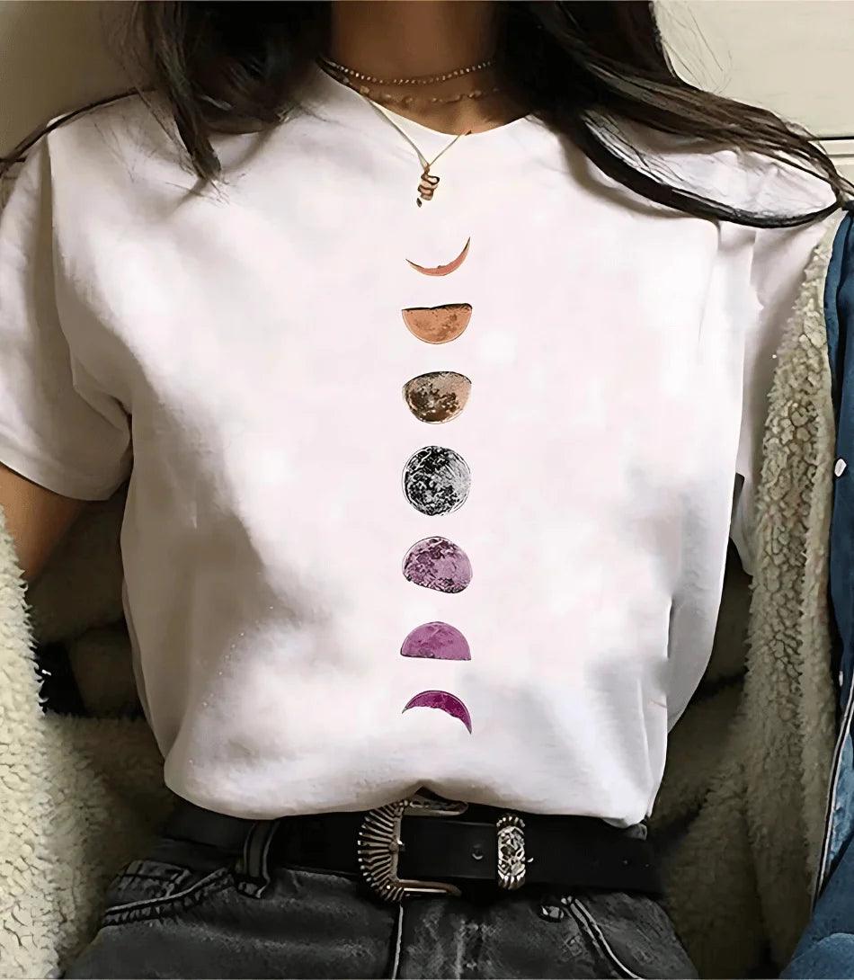 Camiseta feminina preta com estampa de fases da lua e planetas, design moderno e inspirado em astronomia, ideal para looks casuais e estilosos. Camiseta feminina preta com estampa de fases da lua e planetas, design moderno e inspirado em astronomia, ideal para looks casuais e estilosos.