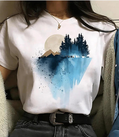 Camiseta feminina preta com estampa de fases da lua e planetas, design moderno e inspirado em astronomia, ideal para looks casuais e estilosos. Camiseta feminina preta com estampa de fases da lua e planetas, design moderno e inspirado em astronomia, ideal para looks casuais e estilosos.