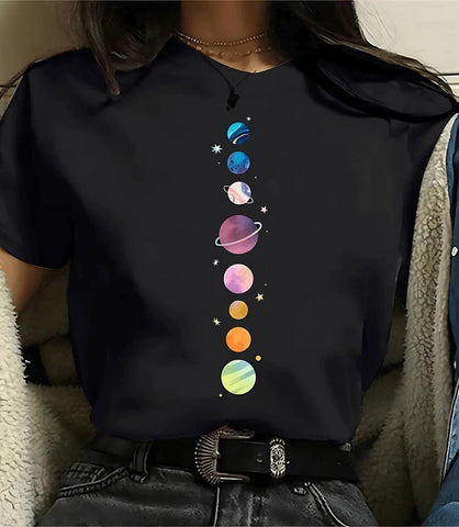 Camiseta feminina preta com estampa de fases da lua e planetas, design moderno e inspirado em astronomia, ideal para looks casuais e estilosos. Camiseta feminina preta com estampa de fases da lua e planetas, design moderno e inspirado em astronomia, ideal para looks casuais e estilosos.