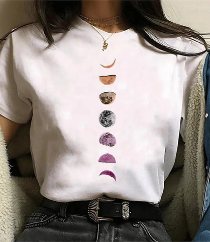 Camiseta feminina preta com estampa de fases da lua e planetas, design moderno e inspirado em astronomia, ideal para looks casuais e estilosos. Camiseta feminina preta com estampa de fases da lua e planetas, design moderno e inspirado em astronomia, ideal para looks casuais e estilosos.