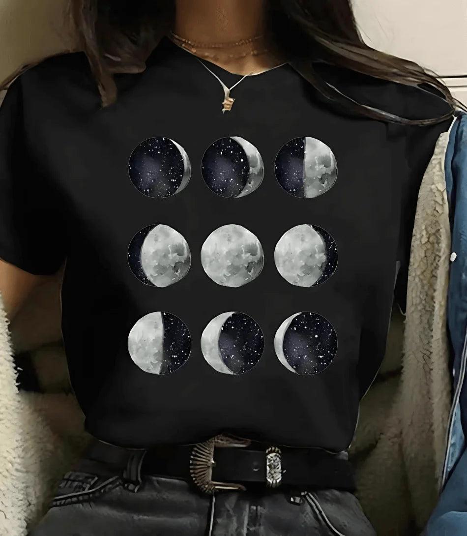 Camiseta feminina preta com estampa de fases da lua e planetas, design moderno e inspirado em astronomia, ideal para looks casuais e estilosos. Camiseta feminina preta com estampa de fases da lua e planetas, design moderno e inspirado em astronomia, ideal para looks casuais e estilosos.