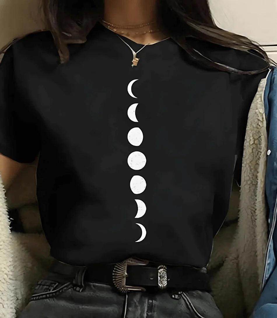 Camiseta feminina preta com estampa de fases da lua e planetas, design moderno e inspirado em astronomia, ideal para looks casuais e estilosos. Camiseta feminina preta com estampa de fases da lua e planetas, design moderno e inspirado em astronomia, ideal para looks casuais e estilosos.