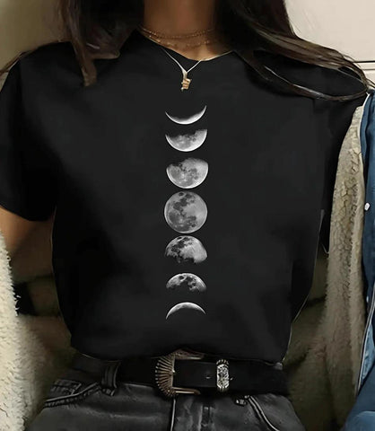 Camiseta feminina preta com estampa de fases da lua e planetas, design moderno e inspirado em astronomia, ideal para looks casuais e estilosos. Camiseta feminina preta com estampa de fases da lua e planetas, design moderno e inspirado em astronomia, ideal para looks casuais e estilosos.