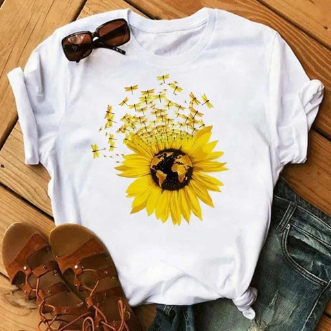 Camiseta feminina estampada com girassol e frases inspiradoras, feita de algodão com corte reto e mangas curtas, ideal para looks casuais. Camiseta feminina estampada com girassol e frases inspiradoras, feita de algodão com corte reto e mangas curtas, ideal para looks casuais.