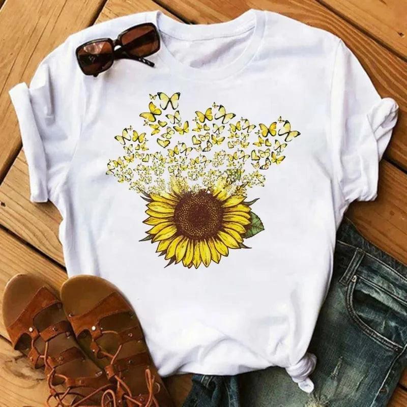 Camiseta feminina estampada com girassol e frases inspiradoras, feita de algodão com corte reto e mangas curtas, ideal para looks casuais. Camiseta feminina estampada com girassol e frases inspiradoras, feita de algodão com corte reto e mangas curtas, ideal para looks casuais.