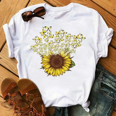 Camiseta feminina estampada com girassol e frases inspiradoras, feita de algodão com corte reto e mangas curtas, ideal para looks casuais. Camiseta feminina estampada com girassol e frases inspiradoras, feita de algodão com corte reto e mangas curtas, ideal para looks casuais.