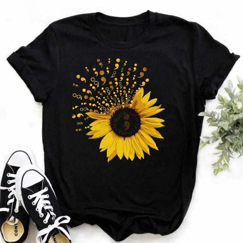 Camiseta feminina estampada com girassol e frases inspiradoras, feita de algodão com corte reto e mangas curtas, ideal para looks casuais. Camiseta feminina estampada com girassol e frases inspiradoras, feita de algodão com corte reto e mangas curtas, ideal para looks casuais.