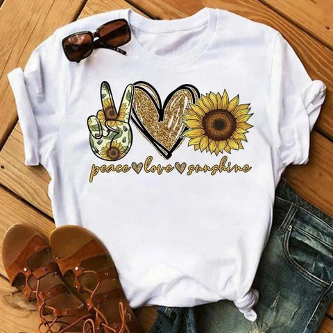 Camiseta feminina estampada com girassol e frases inspiradoras, feita de algodão com corte reto e mangas curtas, ideal para looks casuais. Camiseta feminina estampada com girassol e frases inspiradoras, feita de algodão com corte reto e mangas curtas, ideal para looks casuais.