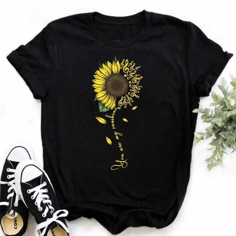 Camiseta feminina estampada com girassol e frases inspiradoras, feita de algodão com corte reto e mangas curtas, ideal para looks casuais. Camiseta feminina estampada com girassol e frases inspiradoras, feita de algodão com corte reto e mangas curtas, ideal para looks casuais.