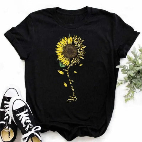 Camiseta feminina estampada com girassol e frases inspiradoras, feita de algodão com corte reto e mangas curtas, ideal para looks casuais. Camiseta feminina estampada com girassol e frases inspiradoras, feita de algodão com corte reto e mangas curtas, ideal para looks casuais.