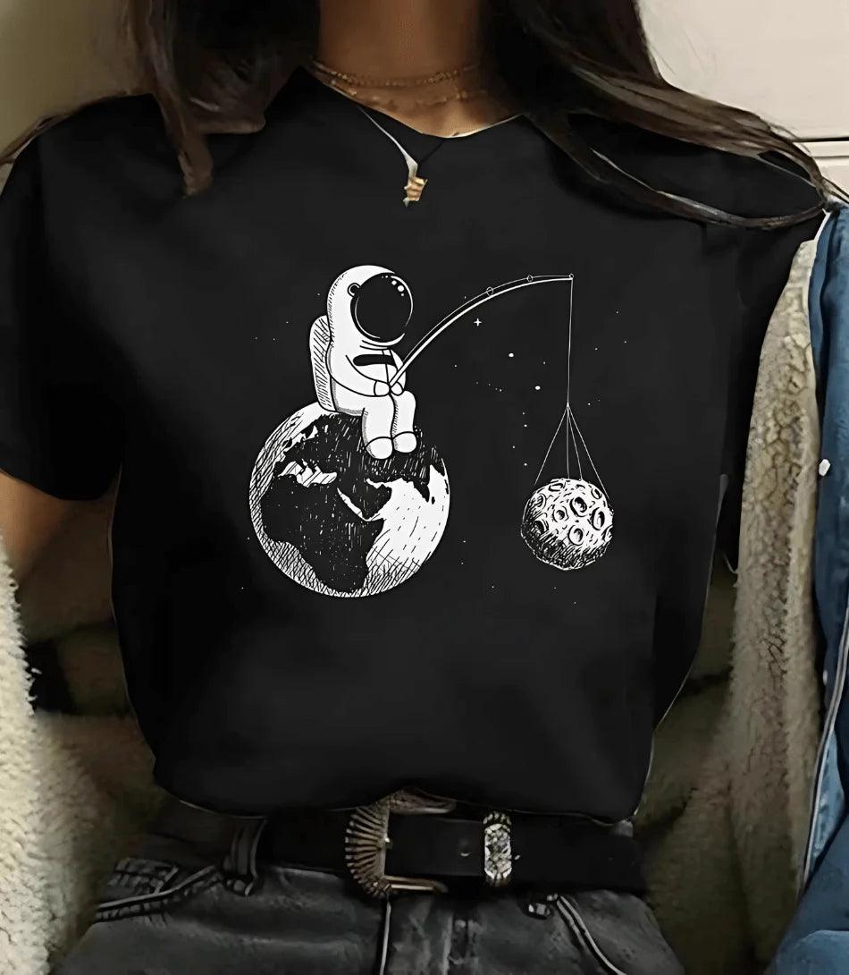 Modelo usando camiseta feminina manga 3/4 com estampa de astronomia, ideal para looks casuais e modernos Modelo usando camiseta feminina manga 3/4 com estampa de astronomia, ideal para looks casuais e modernos