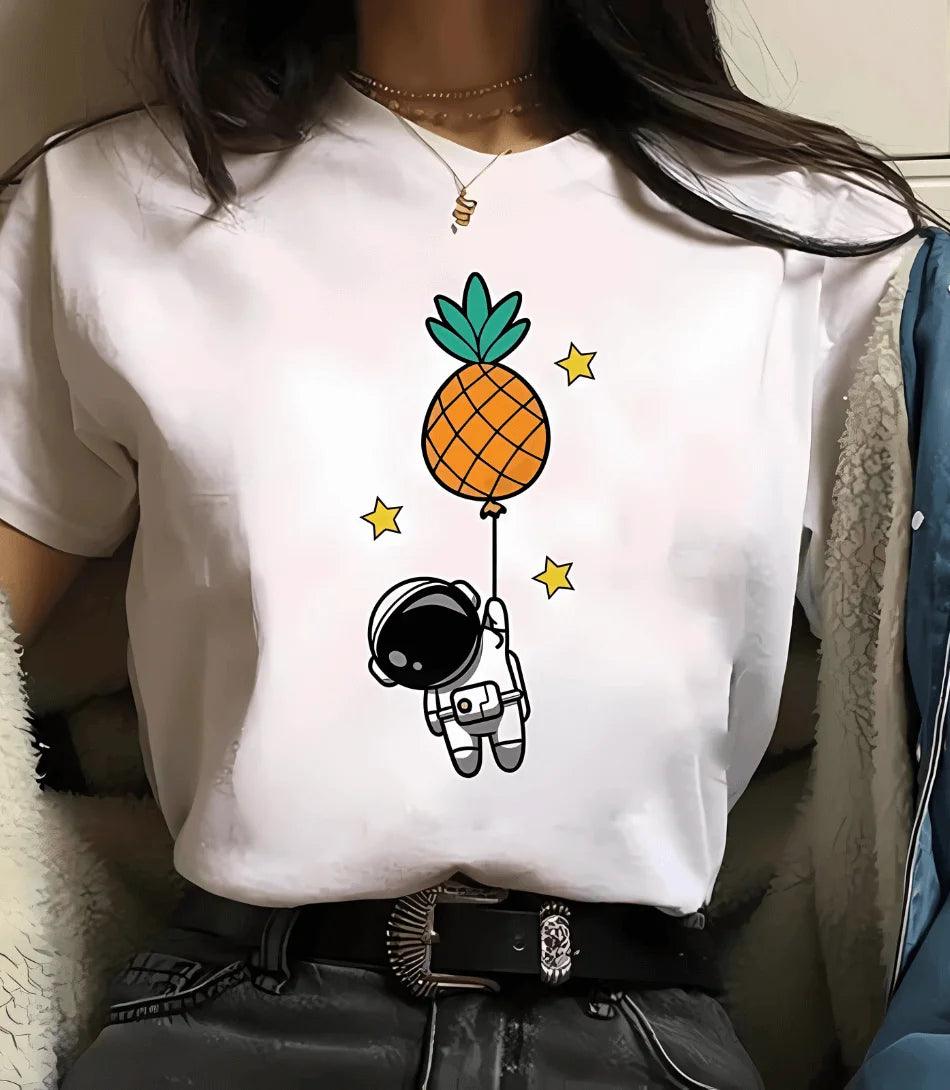 Modelo usando camiseta feminina manga 3/4 com estampa de astronomia, ideal para looks casuais e modernos Modelo usando camiseta feminina manga 3/4 com estampa de astronomia, ideal para looks casuais e modernos