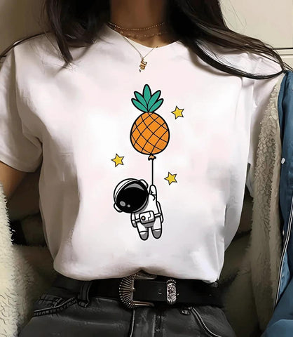 Modelo usando camiseta feminina manga 3/4 com estampa de astronomia, ideal para looks casuais e modernos Modelo usando camiseta feminina manga 3/4 com estampa de astronomia, ideal para looks casuais e modernos