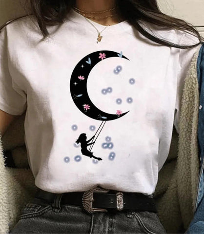 Modelo usando camiseta feminina manga 3/4 com estampa de astronomia, ideal para looks casuais e modernos Modelo usando camiseta feminina manga 3/4 com estampa de astronomia, ideal para looks casuais e modernos