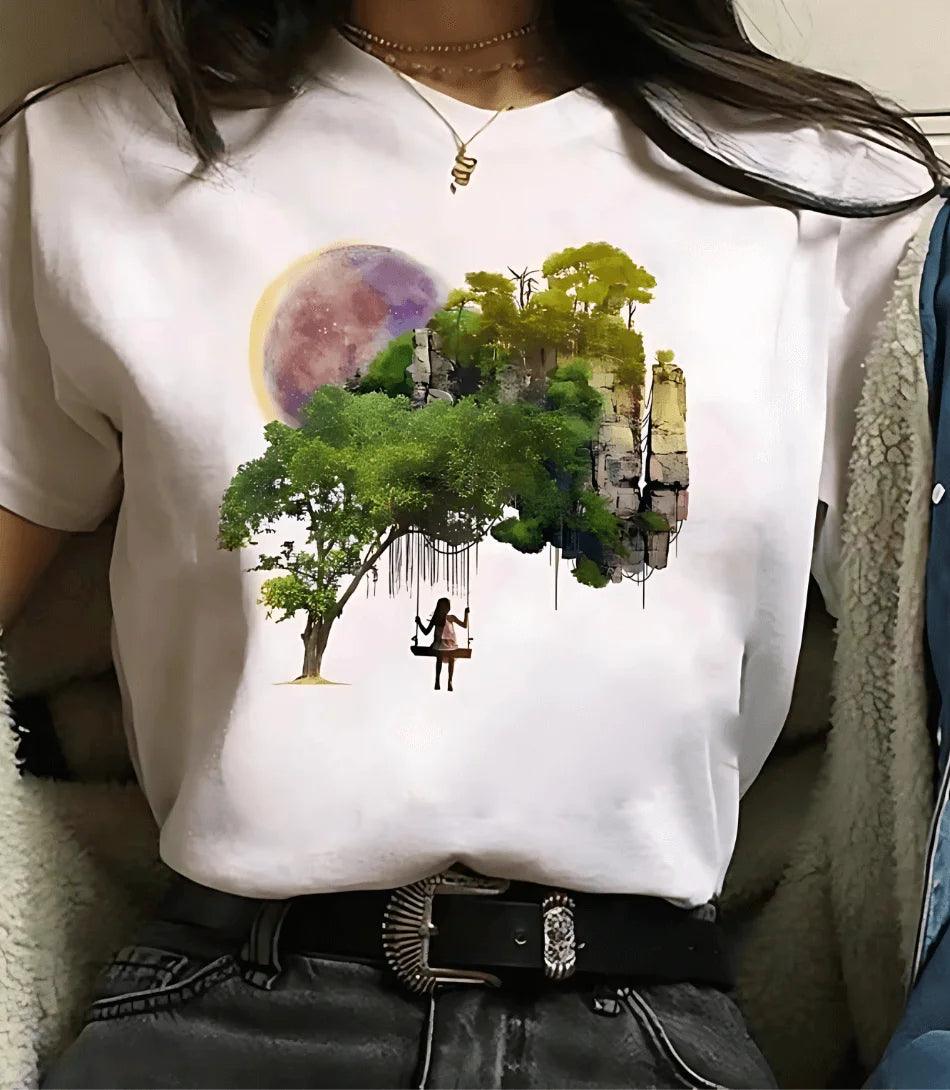 Modelo usando camiseta feminina manga 3/4 com estampa de astronomia, ideal para looks casuais e modernos Modelo usando camiseta feminina manga 3/4 com estampa de astronomia, ideal para looks casuais e modernos