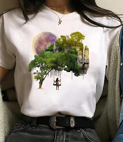Modelo usando camiseta feminina manga 3/4 com estampa de astronomia, ideal para looks casuais e modernos Modelo usando camiseta feminina manga 3/4 com estampa de astronomia, ideal para looks casuais e modernos