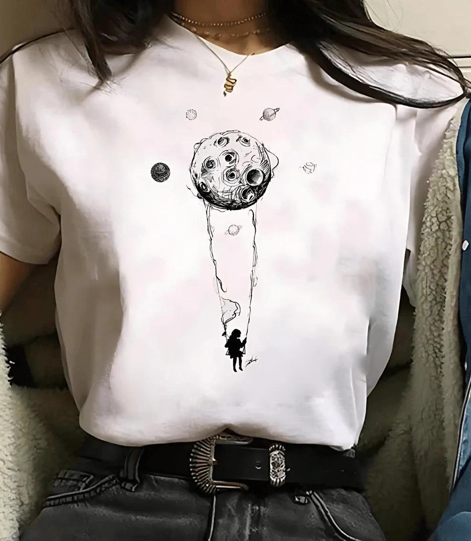 Modelo usando camiseta feminina manga 3/4 com estampa de astronomia, ideal para looks casuais e modernos Modelo usando camiseta feminina manga 3/4 com estampa de astronomia, ideal para looks casuais e modernos