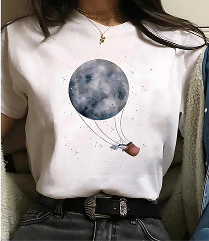 Modelo usando camiseta feminina manga 3/4 com estampa de astronomia, ideal para looks casuais e modernos Modelo usando camiseta feminina manga 3/4 com estampa de astronomia, ideal para looks casuais e modernos