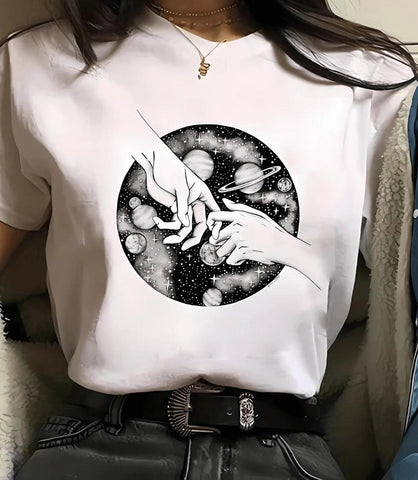 Modelo usando camiseta feminina manga 3/4 com estampa de astronomia, ideal para looks casuais e modernos Modelo usando camiseta feminina manga 3/4 com estampa de astronomia, ideal para looks casuais e modernos