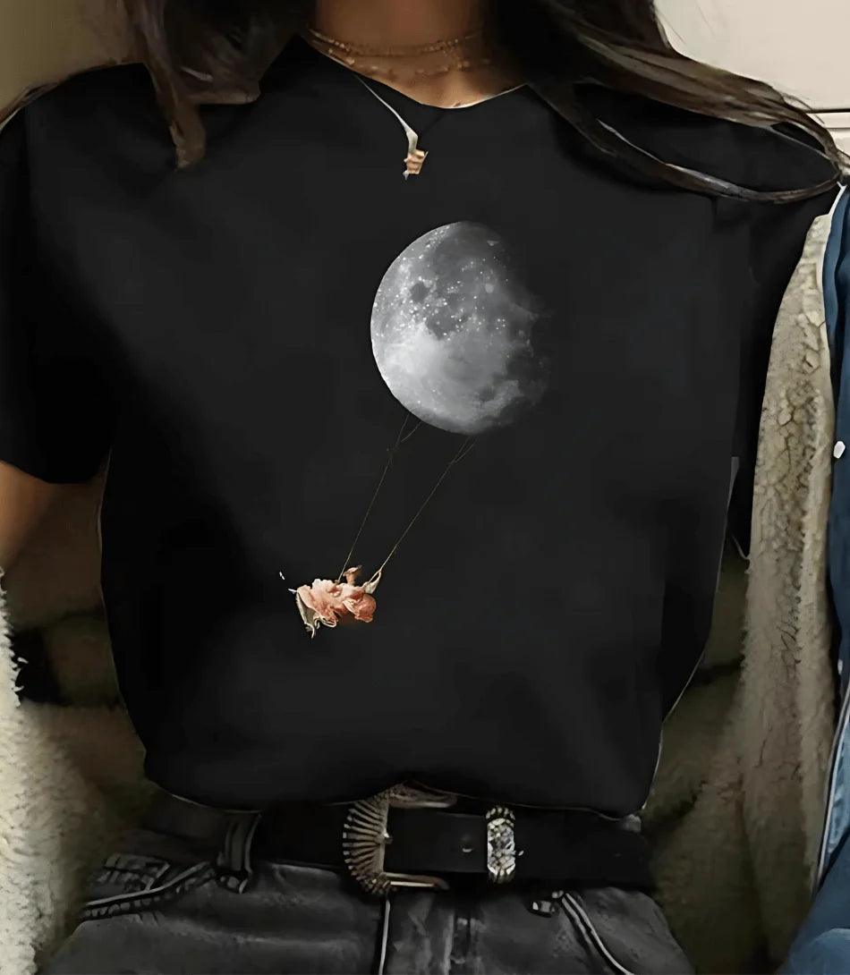 Modelo usando camiseta feminina manga 3/4 com estampa de astronomia, ideal para looks casuais e modernos Modelo usando camiseta feminina manga 3/4 com estampa de astronomia, ideal para looks casuais e modernos