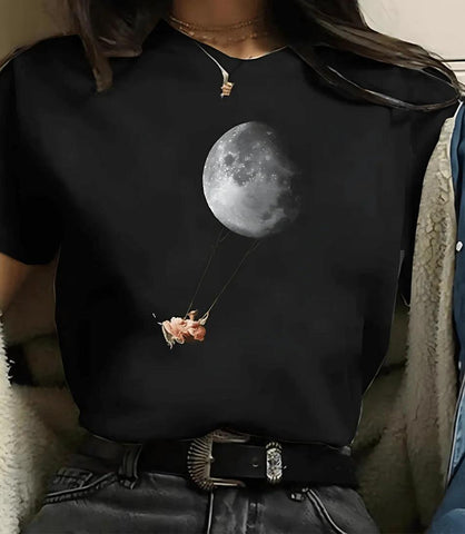 Modelo usando camiseta feminina manga 3/4 com estampa de astronomia, ideal para looks casuais e modernos Modelo usando camiseta feminina manga 3/4 com estampa de astronomia, ideal para looks casuais e modernos