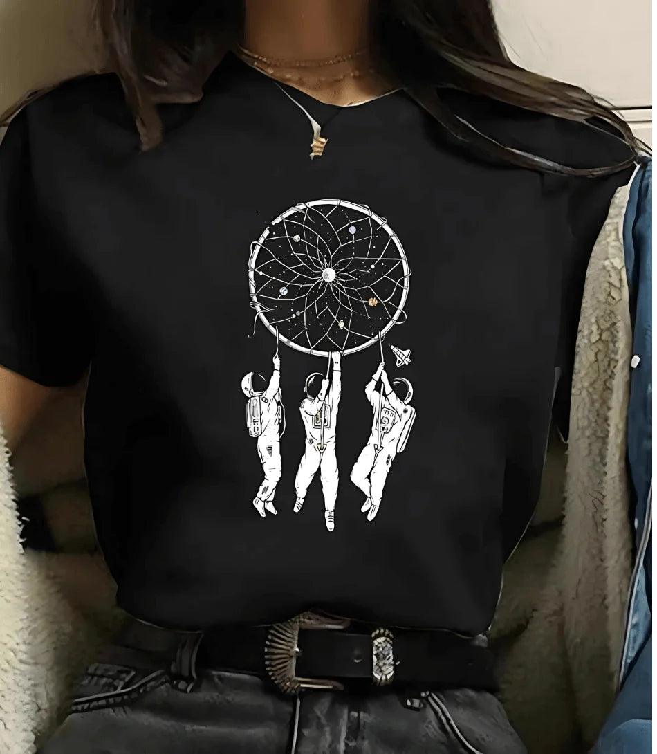 Modelo usando camiseta feminina manga 3/4 com estampa de astronomia, ideal para looks casuais e modernos Modelo usando camiseta feminina manga 3/4 com estampa de astronomia, ideal para looks casuais e modernos