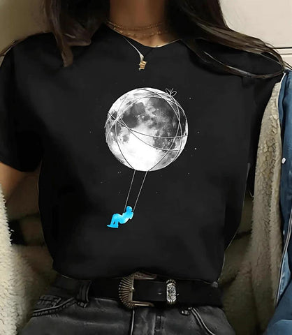 Modelo usando camiseta feminina manga 3/4 com estampa de astronomia, ideal para looks casuais e modernos Modelo usando camiseta feminina manga 3/4 com estampa de astronomia, ideal para looks casuais e modernos