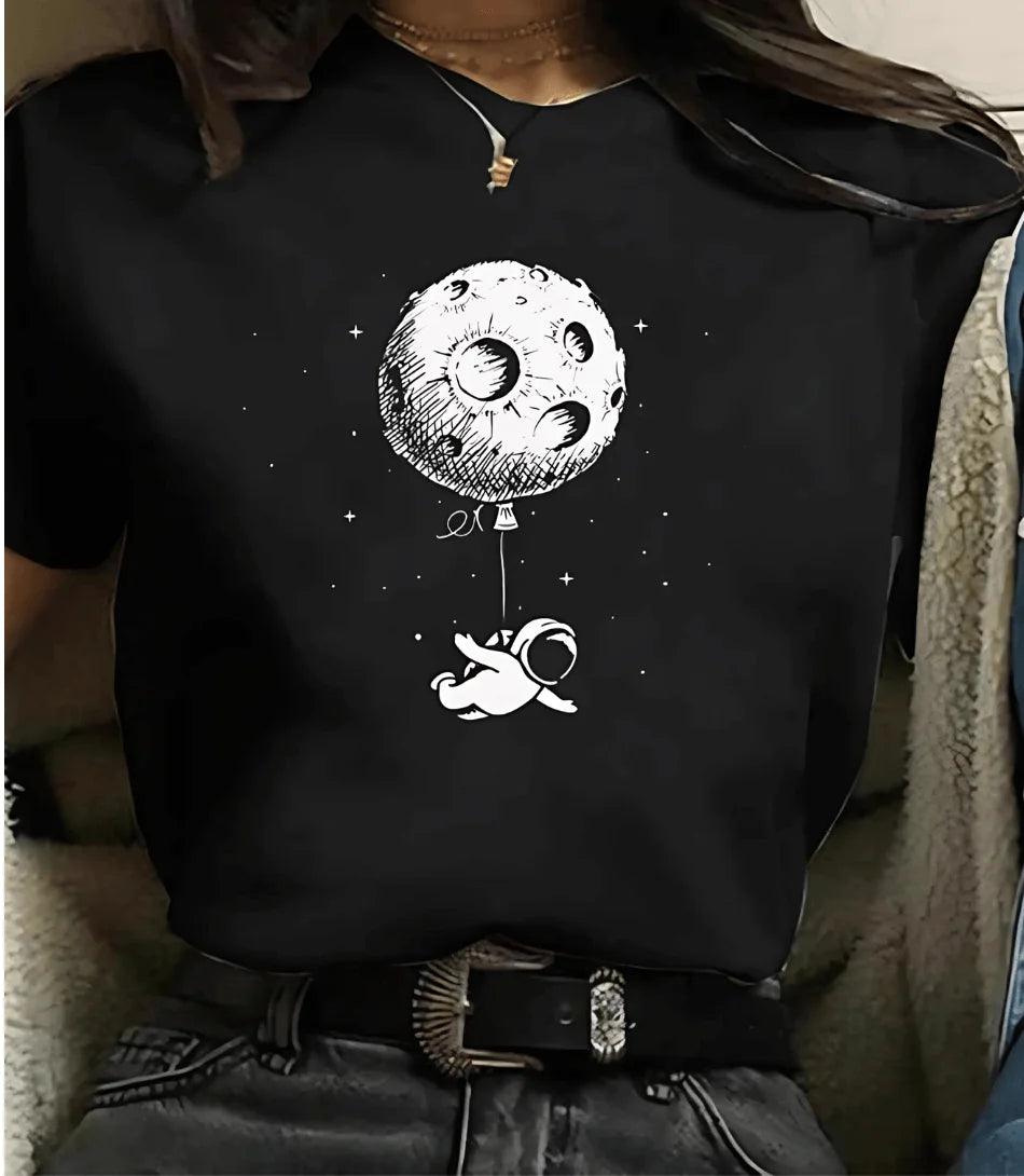 Modelo usando camiseta feminina manga 3/4 com estampa de astronomia, ideal para looks casuais e modernos Modelo usando camiseta feminina manga 3/4 com estampa de astronomia, ideal para looks casuais e modernos