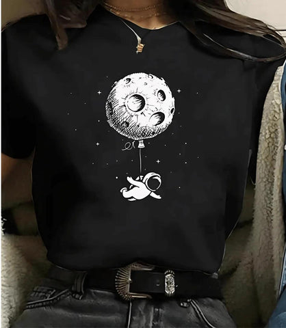 Modelo usando camiseta feminina manga 3/4 com estampa de astronomia, ideal para looks casuais e modernos Modelo usando camiseta feminina manga 3/4 com estampa de astronomia, ideal para looks casuais e modernos