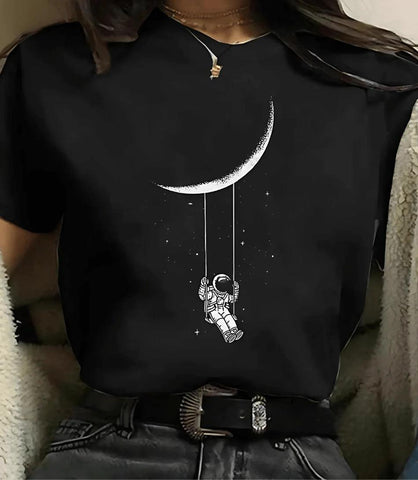 Modelo usando camiseta feminina manga 3/4 com estampa de astronomia, ideal para looks casuais e modernos Modelo usando camiseta feminina manga 3/4 com estampa de astronomia, ideal para looks casuais e modernos