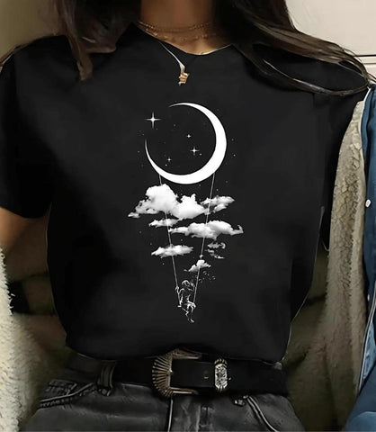 Modelo usando camiseta feminina manga 3/4 com estampa de astronomia, ideal para looks casuais e modernos Modelo usando camiseta feminina manga 3/4 com estampa de astronomia, ideal para looks casuais e modernos