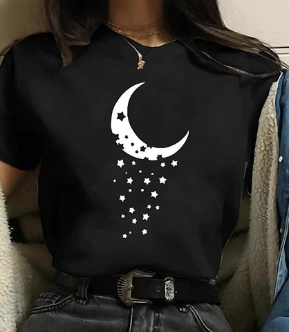 Modelo usando camiseta feminina manga 3/4 com estampa de astronomia, ideal para looks casuais e modernos Modelo usando camiseta feminina manga 3/4 com estampa de astronomia, ideal para looks casuais e modernos