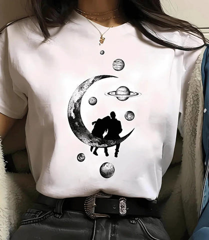 Modelo usando camiseta feminina manga 3/4 com estampa de astronomia, ideal para looks casuais e modernos Modelo usando camiseta feminina manga 3/4 com estampa de astronomia, ideal para looks casuais e modernos