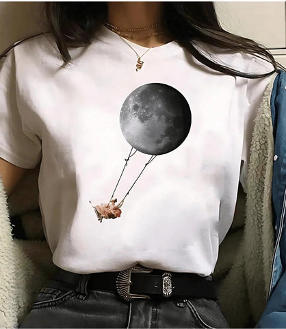 Modelo usando camiseta feminina manga 3/4 com estampa de astronomia, ideal para looks casuais e modernos Modelo usando camiseta feminina manga 3/4 com estampa de astronomia, ideal para looks casuais e modernos