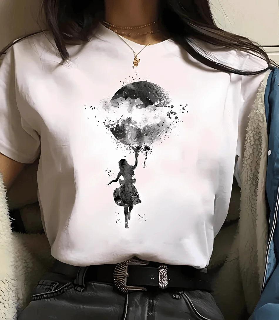 Modelo usando camiseta feminina manga 3/4 com estampa de astronomia, ideal para looks casuais e modernos Modelo usando camiseta feminina manga 3/4 com estampa de astronomia, ideal para looks casuais e modernos