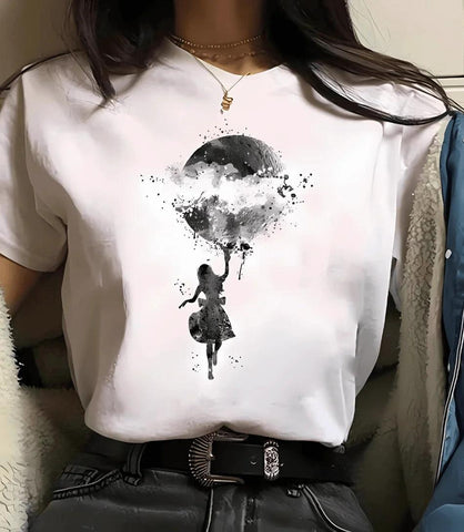 Modelo usando camiseta feminina manga 3/4 com estampa de astronomia, ideal para looks casuais e modernos Modelo usando camiseta feminina manga 3/4 com estampa de astronomia, ideal para looks casuais e modernos