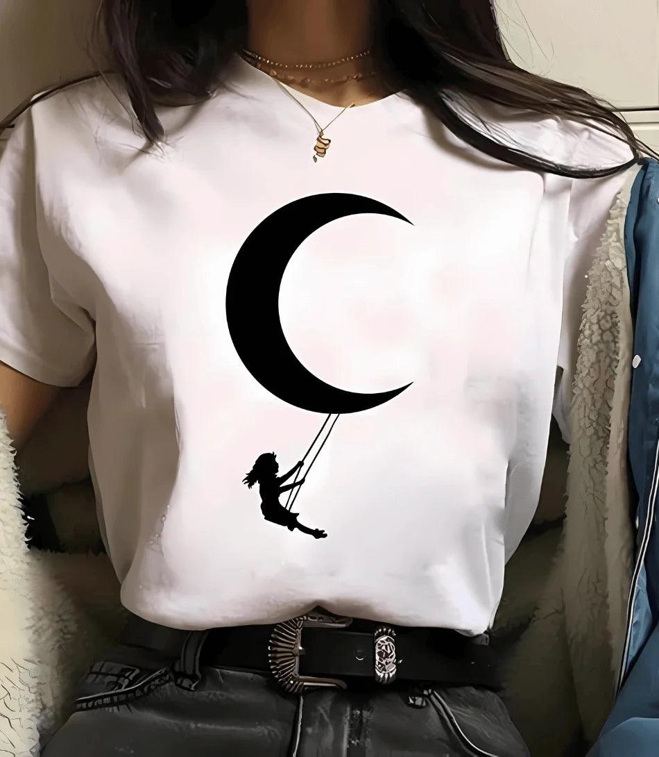 Modelo usando camiseta feminina manga 3/4 com estampa de astronomia, ideal para looks casuais e modernos Modelo usando camiseta feminina manga 3/4 com estampa de astronomia, ideal para looks casuais e modernos