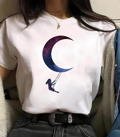 Modelo usando camiseta feminina manga 3/4 com estampa de astronomia, ideal para looks casuais e modernos Modelo usando camiseta feminina manga 3/4 com estampa de astronomia, ideal para looks casuais e modernos