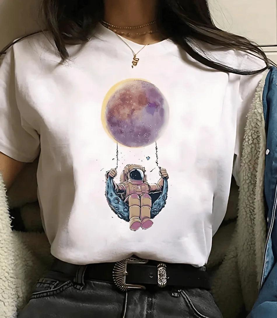 Modelo usando camiseta feminina manga 3/4 com estampa de astronomia, ideal para looks casuais e modernos Modelo usando camiseta feminina manga 3/4 com estampa de astronomia, ideal para looks casuais e modernos