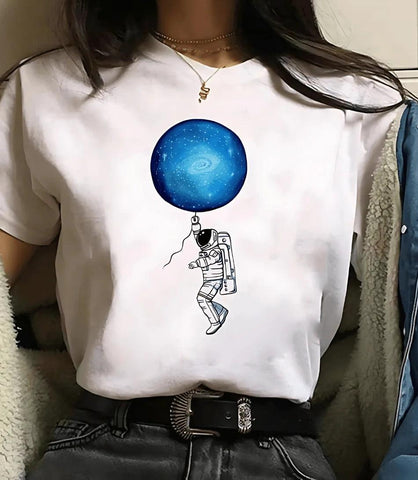 Modelo usando camiseta feminina manga 3/4 com estampa de astronomia, ideal para looks casuais e modernos Modelo usando camiseta feminina manga 3/4 com estampa de astronomia, ideal para looks casuais e modernos