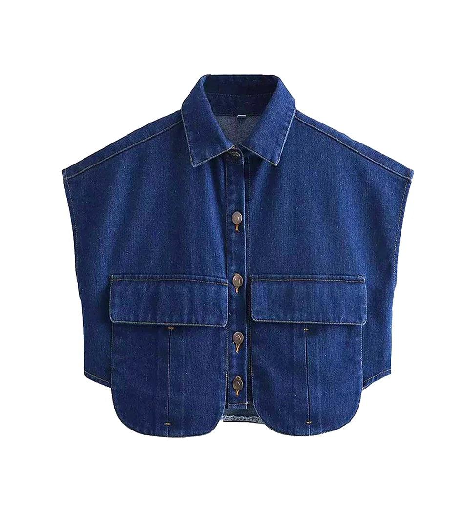 Colete cropped jeans feminino com bolsos e manga curta, design moderno, ideal para looks casuais e versáteis. Colete cropped jeans feminino com bolsos e manga curta, design moderno, ideal para looks casuais e versáteis.