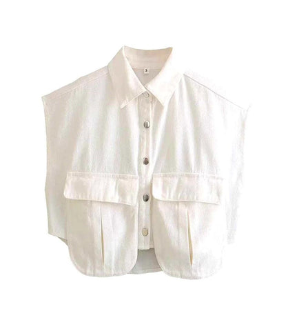 Colete cropped jeans feminino com bolsos e manga curta, design moderno, ideal para looks casuais e versáteis. Colete cropped jeans feminino com bolsos e manga curta, design moderno, ideal para looks casuais e versáteis.