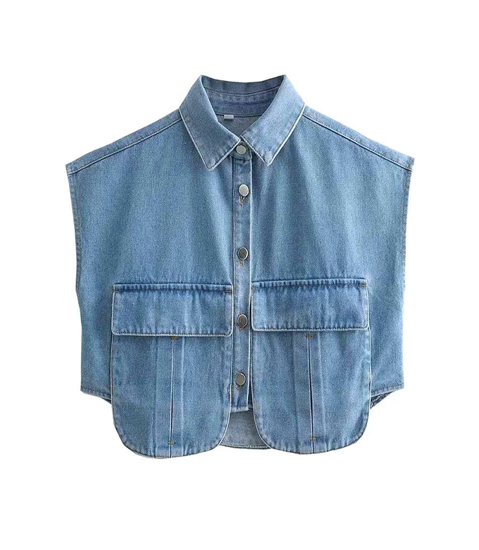 Colete cropped jeans feminino com bolsos e manga curta, design moderno, ideal para looks casuais e versáteis. Colete cropped jeans feminino com bolsos e manga curta, design moderno, ideal para looks casuais e versáteis.