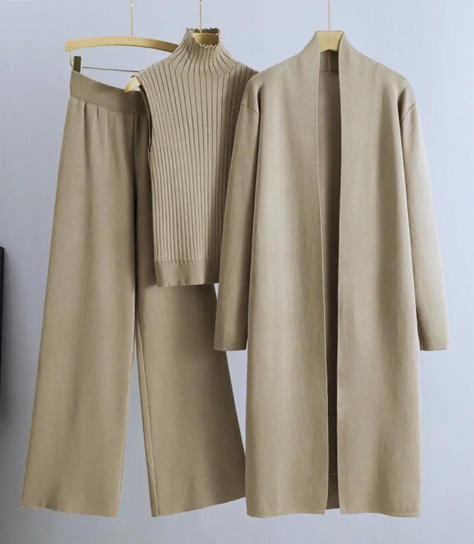 Mulher vestindo Conjunto Comfy Feminino de Lanzinha 3 peças com casaco longo, colete de gola alta e calça de cintura alta, ideal para outono e primavera. - Anellimn Mulher vestindo Conjunto Comfy Feminino de Lanzinha 3 peças com casaco longo, colete de gola alta e calça de cintura alta, ideal para outono e primavera. - Anellimn