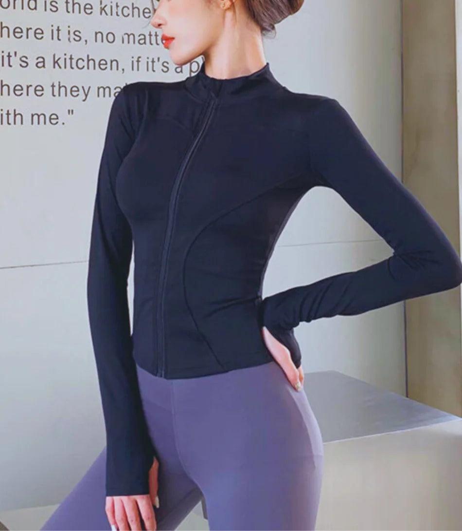 Jaqueta feminina para academia slim fit, tecido respirável, ajuste perfeito e manga longa com furos para polegares. Jaqueta feminina para academia slim fit, tecido respirável, ajuste perfeito e manga longa com furos para polegares.