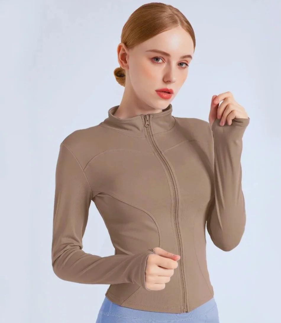 Jaqueta feminina para academia slim fit, tecido respirável, ajuste perfeito e manga longa com furos para polegares. Jaqueta feminina para academia slim fit, tecido respirável, ajuste perfeito e manga longa com furos para polegares.