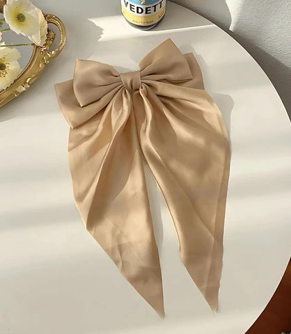 Laço de cabelo feminino grande em cetim com presilha, acessório elegante e versátil para penteados sofisticados. Laço de cabelo feminino grande em cetim com presilha, acessório elegante e versátil para penteados sofisticados.