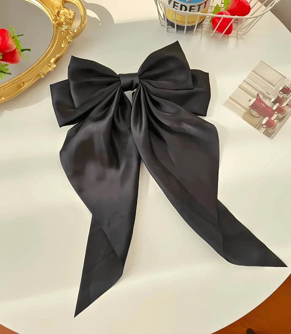 Laço de cabelo feminino grande em cetim com presilha, acessório elegante e versátil para penteados sofisticados. Laço de cabelo feminino grande em cetim com presilha, acessório elegante e versátil para penteados sofisticados.